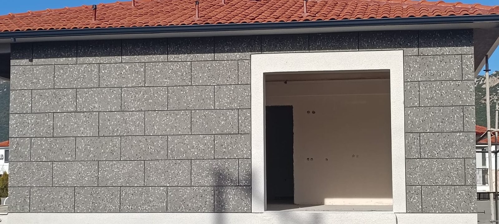 Dağ manzaralı gri blok villa cephesi