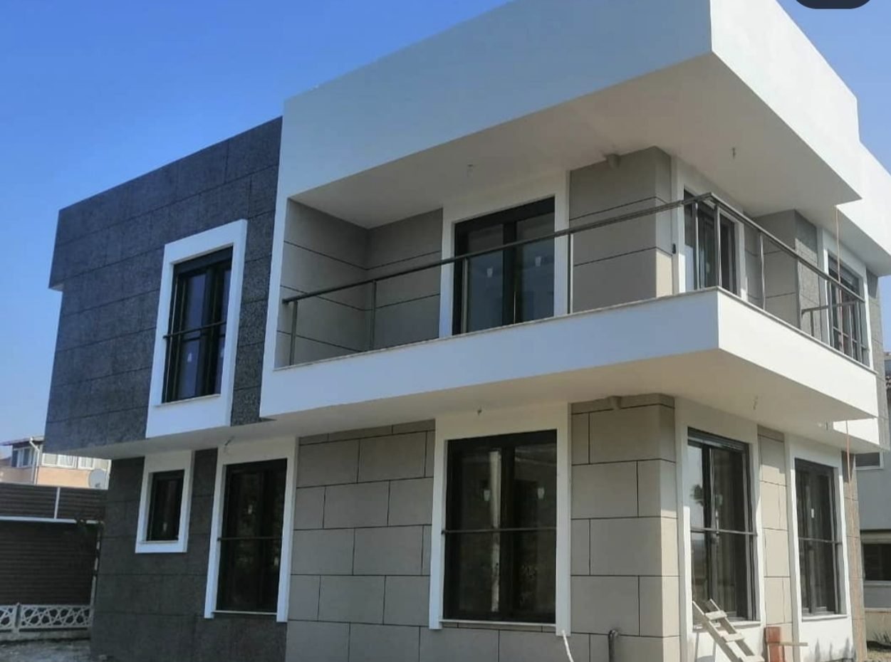 Gri antrasit tonlarında modern villa cephesi