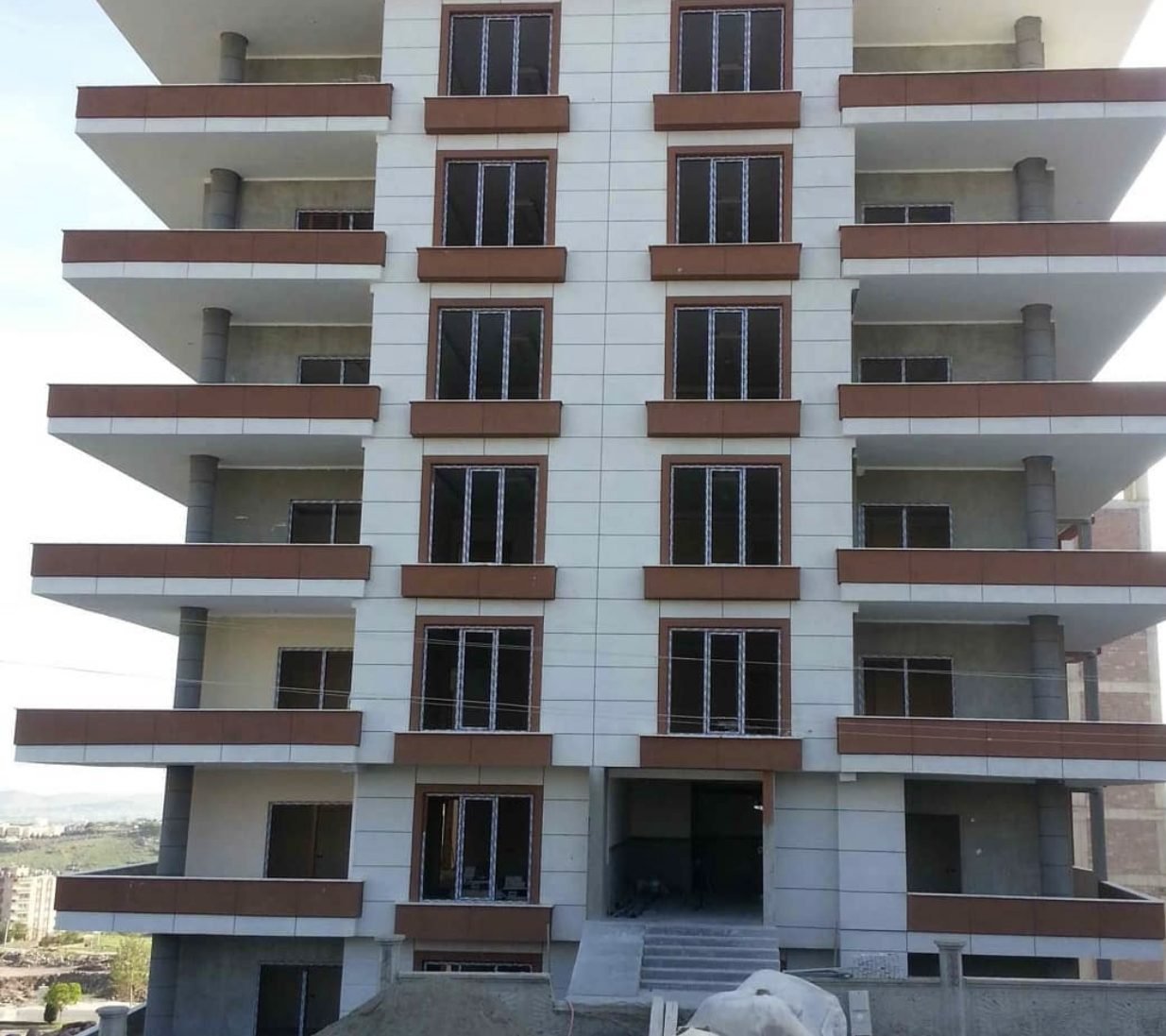 Kırmızı beyaz kombinli çok katlı apartman cephesi