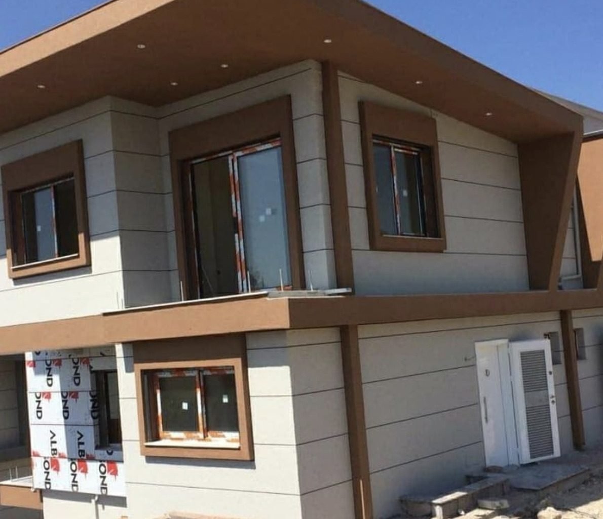 Kahve çerçeveli iki katlı ev cephesi