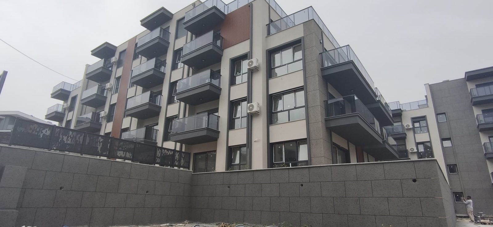 Balkonlu apartman cephesi, tamamlanmış uygulama