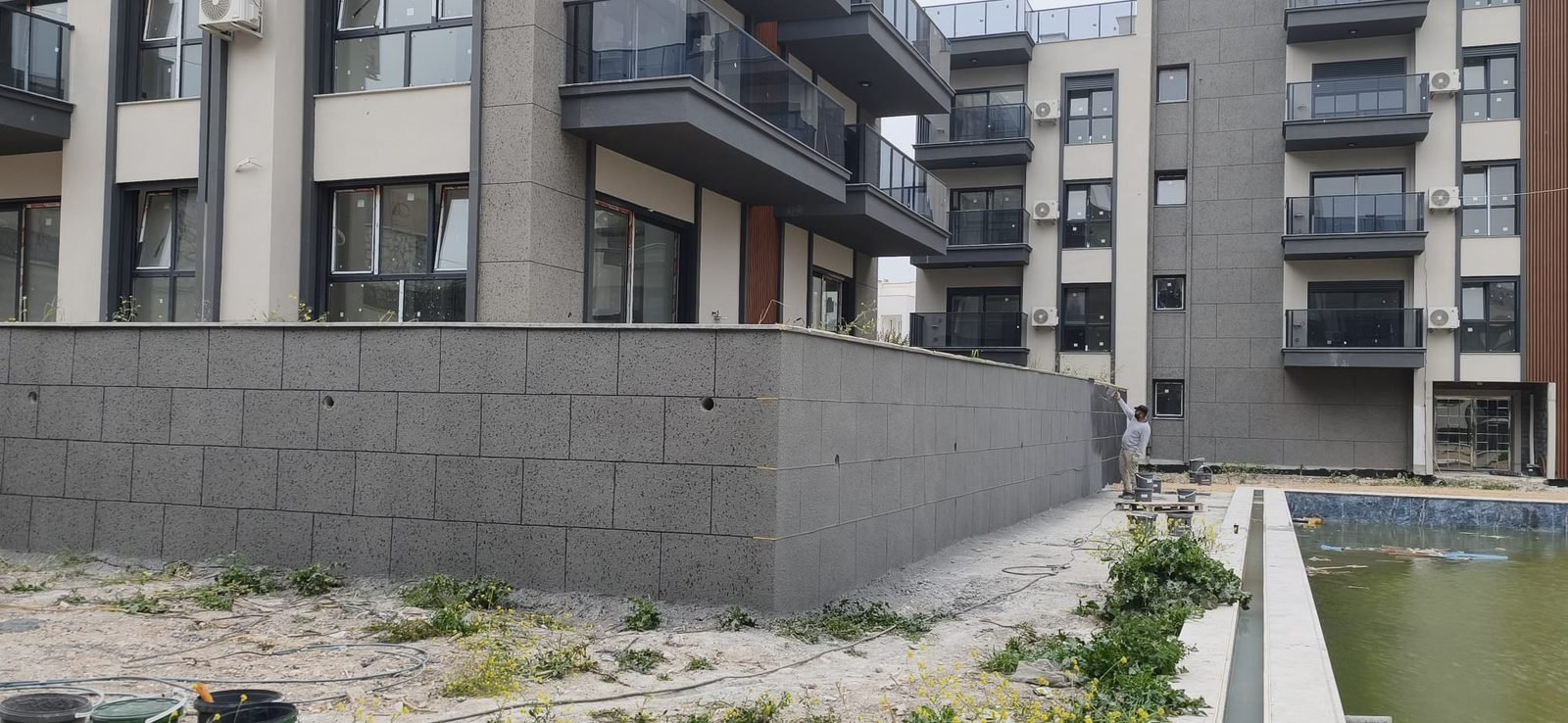 Bahçe ve çevre duvarı granit kaplama